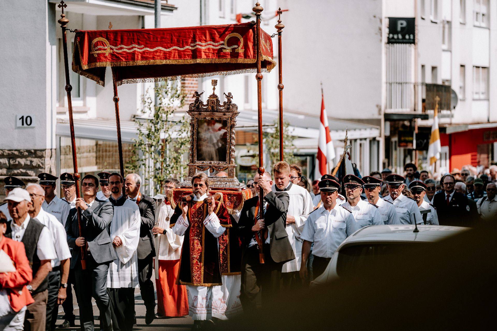 Blutschrein bei der Prozession durch die Wallfahrtsstadt Walldürn