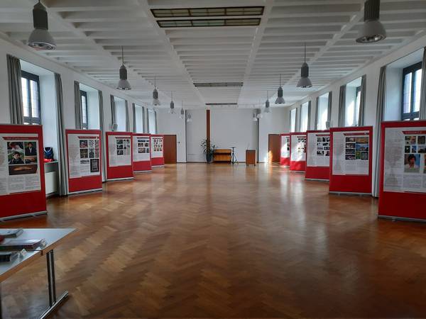 Rollups der Ausstellung der Eucharistischen Wunder vom Hl. Carol Acutis im Jahr 2022 im Walldürner Pfarrheim