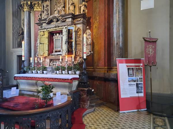 Rollupder Ausstellung von Carlo Acutis in der Walldürner Basilika am Blutaltar
