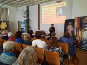 Voll besetzt war der katholische Gemeindesaal in Walldürn beim Einkehrtag mit Dekan Bernhard Hesse als Referent zum Thema „Eucharistische Anbetung“.